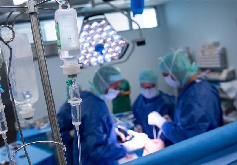 In Kliniken und speziell bei Operationen fällt tonnenweise Kunststoffabfall aus Einwegprodukten wie Infusionsflaschen und OP-Besteck an. Symbolfoto: Sven Hoppe/dpa