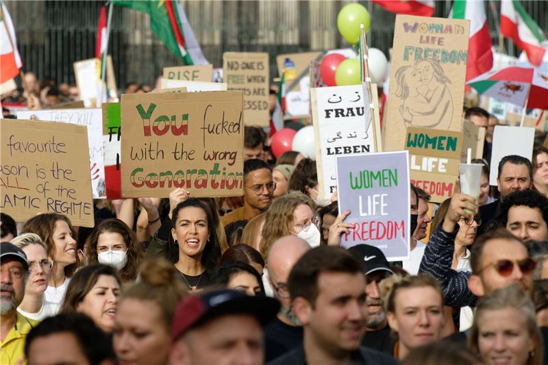 Tausende Menschen bei Iran-Demos in mehreren Großstädten In Köln nahmen am Samstag an mehreren Iran-Demos laut Polizei mehrere Tausend Menschen teil.