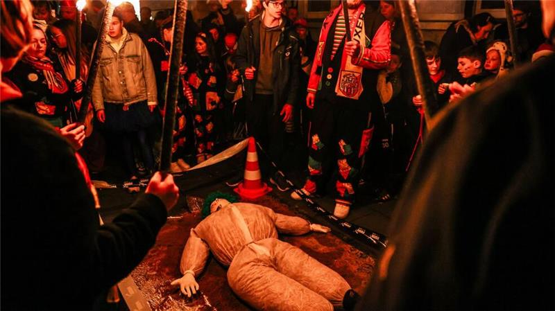 Hoppeditz und Nubbel verbrannt - Karneval beendet In Köln verbrannten Karnevalisten den Nubbel.