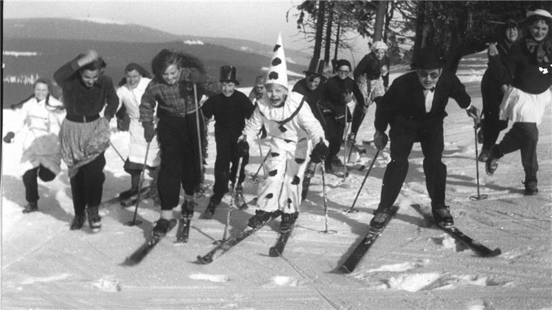 In Kostümen auf die Bretter: 1954 begibt sich der Wintersportverein Bad Harzburg auf Skiern zum Ski-Karneval nach St. Andreasberg.