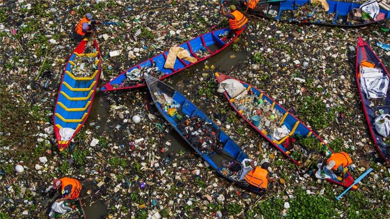 Plastikmüll ließe sich durch vier Schritte stark verringern In Ländern wie Indien, wo es oft kein gutes Abfallmanagement gibt, gelangt viel Plastikmüll in die Umwelt.