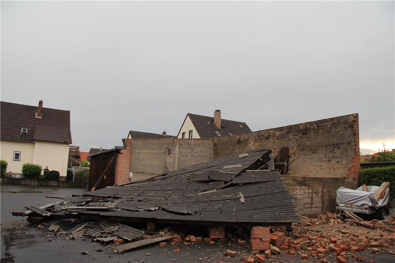 In Langelsheim wurde durch den Sturm das Dach einer Scheune heruntergerissen. Foto: Hohaus