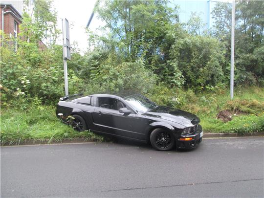 In Langlesheim dreht sich ein Ford Mustang um 180 Grad und verursacht damit einen Unfall. Foto: Polizei
