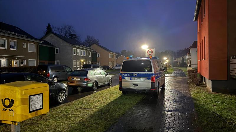 Polizeiauto steht auf der Straße vor dem betroffenen Haus