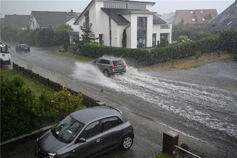 Plötzlich Starkregen: So schützen Sie Ihr Haus In Leer in Ostfriesland kam es in der vergangenen Woche innerhalb kürzester Zeit zu überfluteten Straßen. Foto: Lars Klemmer/dpa