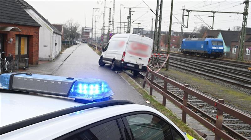 In Leer rutschte ein Transporter von einer Straße in einen Gleisbereich. 