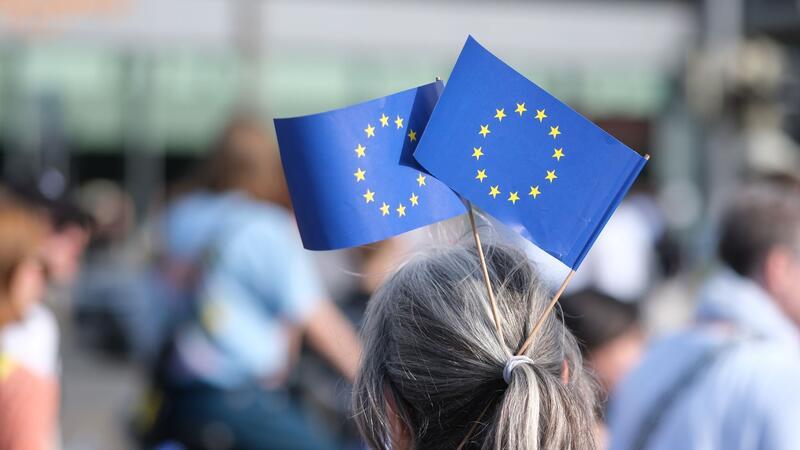 Parteien beenden Europawahlkampf mit Demos und Kundgebungen In Leipzig hieß es „Hand in Hand für Demokratie und Menschenrechte“. Auch hier kamen zahlreiche Menschen um ein Zeichen gegen Rechtsextremismus zu setzten.