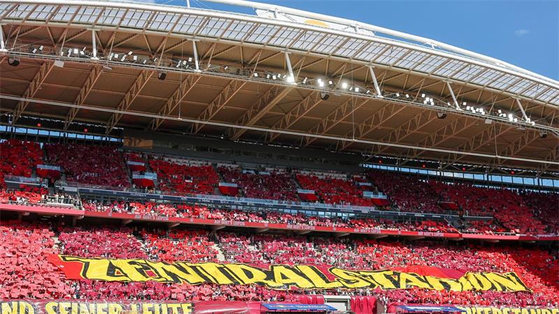In Leipzig wurden 70 Jahre Zentralstadion mit einer Choreographie gefeiert. 