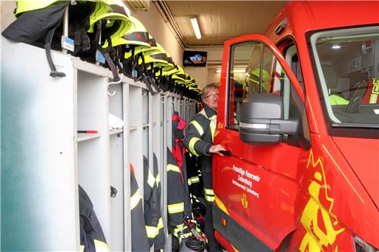In Liebenburgs Feuerwehrgerätehaus hängt die Einsatzbekleidung in der Fahrzeughalle – Motorabgase kontaminieren sie, eine Absauganlage gibt es nicht. Holger Kopka, stellvertretender Ortsbrandmeister, demonstriert zudem die Enge im Haus. Foto: Gereke