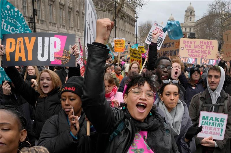 „Winter des Unmuts”: Hunderttausende Briten streiken In London sind Zehntausende auf die Straße gegangen.