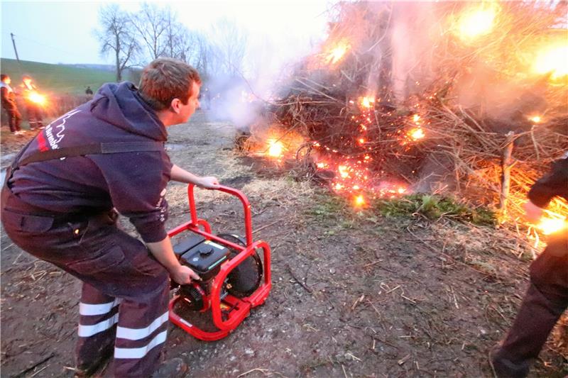 In Lutter muss das Osterfeuer angepustet werden. Foto: Gereke