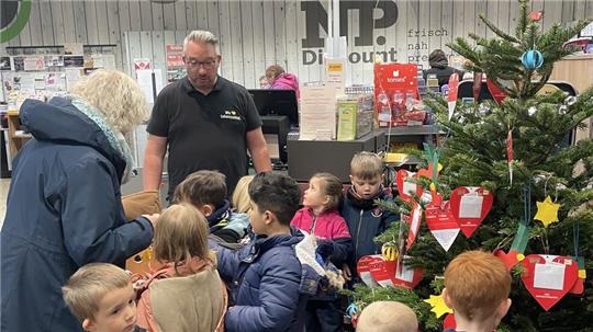 In Lutter schmücken die Kinder aus dem KiGaLu den Wunschbaum.