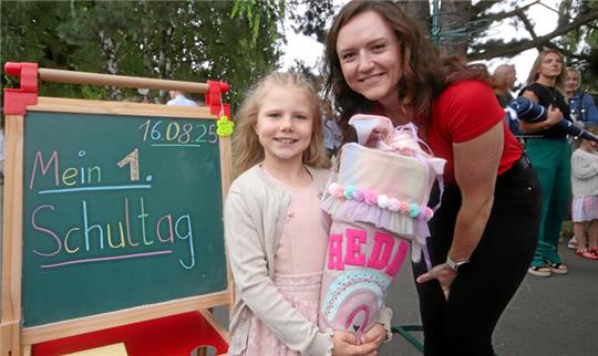In Lutter stehen zum Schulanfang kleine Tafeln für Erinnerungsfotos bereit – hier posiert Hedda mit ihrer Klassenlehrerin Amelie Maryniok.