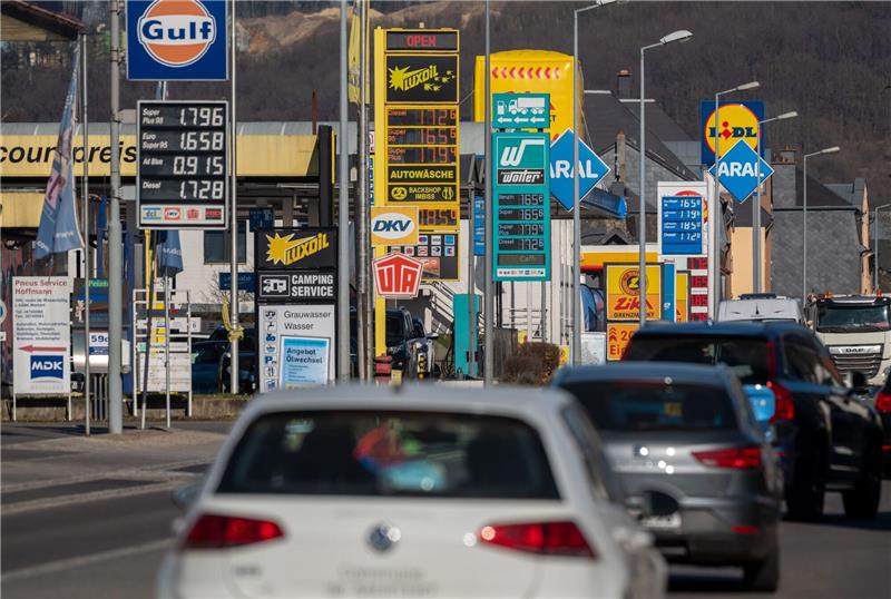 Pfingstferien: Oft tankt es sich am Urlaubsziel billiger In Luxemburg sind Benzin und Diesel etwas günstiger als in Deutschland.