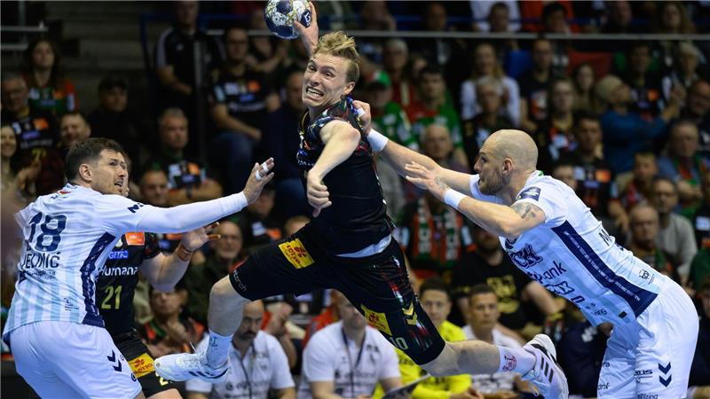 In Magdeburg wird Gisli Kristjansson (SC Magdeburg, M) von Marin Jelinic (SC Pick Szeged, l) und Borut Mackovsek (SC Pick Szeged) angegriffen.