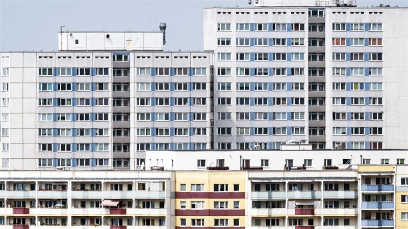 100 Jahre Plattenbau: vom Wohntraum zum sozialen Brennpunkt? In Marzahn-Hellersdorf wohnen zwei Drittel der Anwohner in einer Plattenbauwohnung.