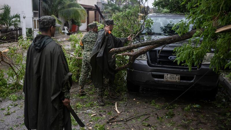 Sturm „Beryl“ kommt US-Küste immer näher In Mexiko stürzten Bäume um, viele Haushalte sind ohne Strom.