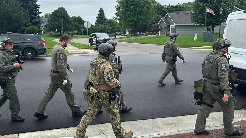 Tödliche Schüsse in den USA: Täter bisher nicht gefasst In Minnesota läuft eine großangelegte Fahndung nach dem Schützen - er soll sich als Polizist ausgegeben haben.