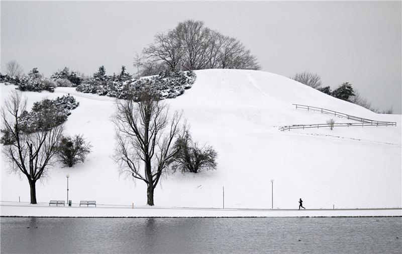 Winterliche Temperaturen und Sonnenschein im ganzen Land In München liegt Schnee.
