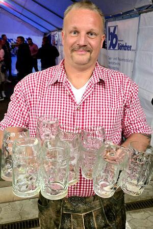 In München trägt die Bedienung volle Bierkrüge an die Tische, in Altenau holt sie Björn Klapproth leer wieder ab.
