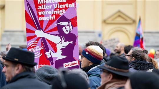 In München und anderen Großstädten formiert sich mittlerweile Widerstand gegen die stetig steigenden Mieten. Anders als Ifo-Präsident Fuest fordern die Demonstranten jedoch eine Verschärfung der Mietpreisbremse. (Archivbild)