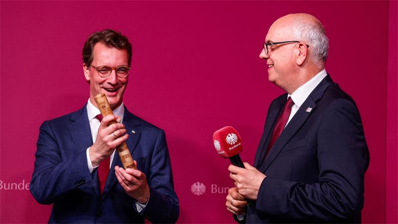 Staffelstab übergeben - Einheitsfeier 2027 in NRW In NRW soll 2027 unter dem Motto „Gemeinsam verbunden“ gefeiert werden.