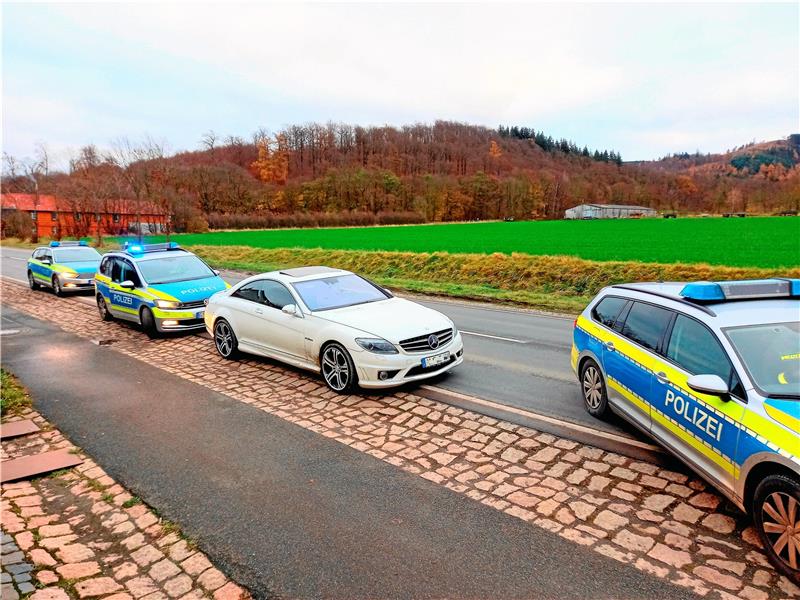Zeugen erleben „Wildwest in Hahausen“ In Neuekrug beendet die Polizei die Flucht des Mercedes. Foto: Biener