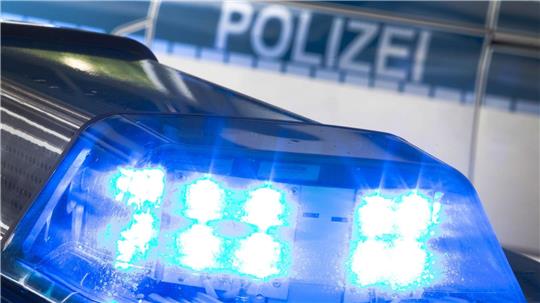 In Neustadt am Rübenberge durchsuchen Einsatzkräfte der Polizei mehrere Wohnungen - und finden Waffen, Munition, Drogen sowie Kisten mit mutmaßlichem Diebesgut. (Symbolbild)