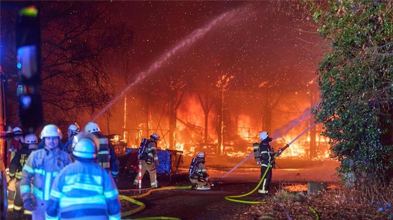 In Neuwied brannte eine Lagerhalle ab.