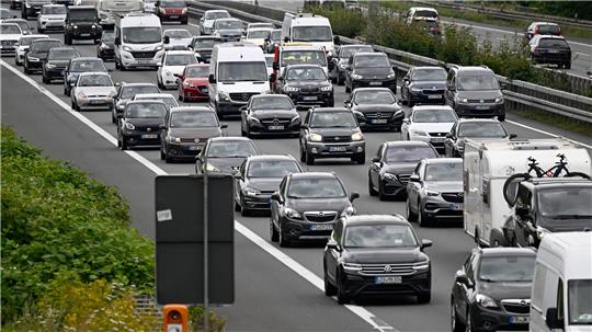 In Niedersachsen fahren viele Autos. Das führt manchmal zu Stau. (Symbolbild)