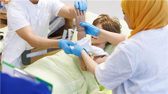 Mehr ausländische Abschlüsse in Niedersachsen anerkannt In Niedersachsen haben im vergangenen Jahr erneut mehr Menschen versucht, ihre ausländischen Abschlüsse anerkennen zu lassen. Die meisten davon aus dem Gesundheitsbereich. (Archivbild)