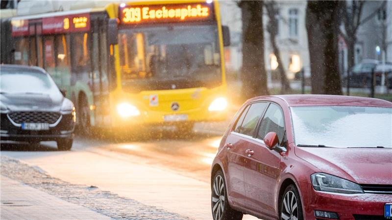 In Niedersachsen ist es in der Nacht zu weniger Unfällen durch Glätte gekommen. (Archivbild)