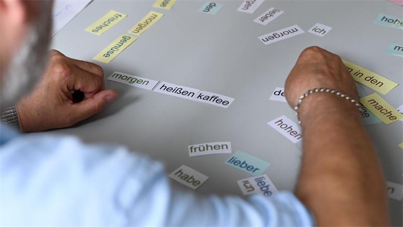 In Niedersachsen können nach Schätzungen des Ministeriums mehr als 600.000 Menschen nicht richtig lesen oder schreiben. (Symbolbild)