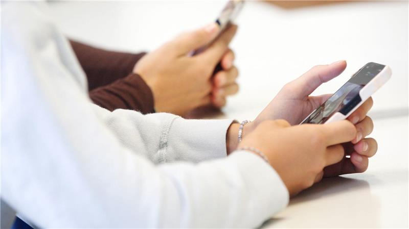Niedersachsen gegen pauschales Handyverbot an Schulen In Niedersachsen sollen Schulen selbst über die Handyregeln entscheiden dürfen. (Symbolbild)