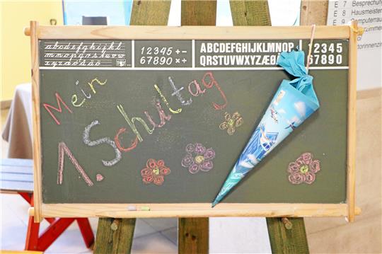 In Niedersachsen startet am Samstag für die Abc-Schützen die Schule. Hunderte Kinder haben im Nordharz ihren ersten Schultag. Nach der ersten Unterrichtsstunde und dem Überreichen der Schultüte steht wohl in allen Familien eine Feier an, bei der die neuen Schulkinder im Mittelpunkt stehen. Foto: Gereke