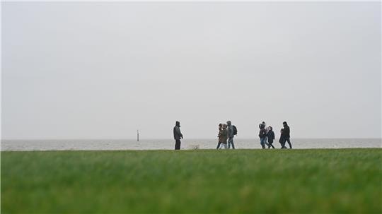 In Niedersachsen und Bremen müssen sich die Menschen am Mittwoch auf stürmische Böen und Regen einstellen. (Symbolbild)