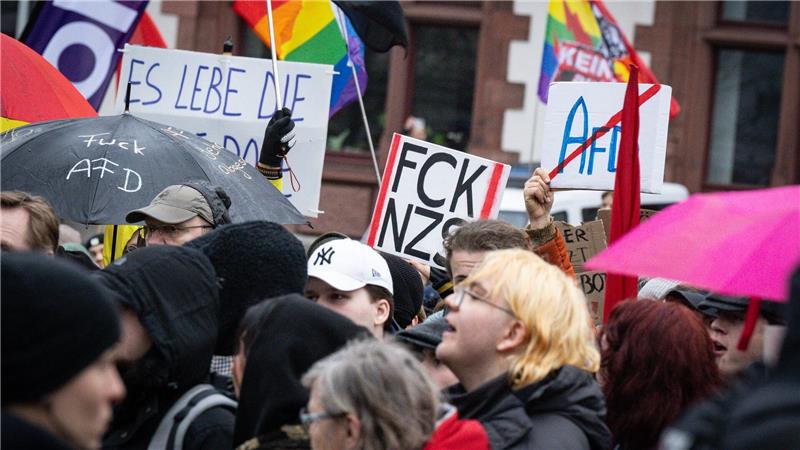Proteste gegen Höcke-Reden in NRW - Machtkampf in der AfD In Nordrhein-Westfalen gab es schon am Sonntag vehementen Protest gegen Auftritte des Thüringer AfD-Landeschefs Björn Höcke.