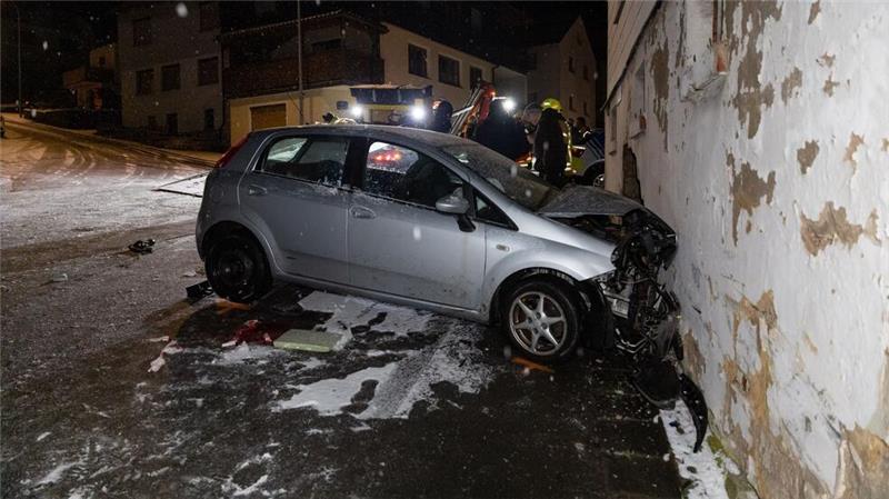 In Oberfranken war dieses Auto mit solcher Wucht gegen eine Hauswand gekracht, dass das leerstehende Gebäude jetzt mit einer Stützkonstruktion gesichert werden muss.