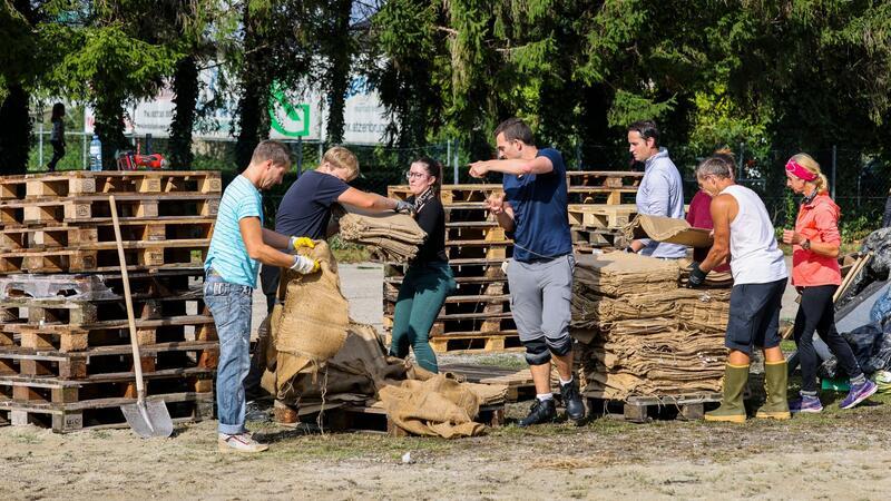 Überschwemmungen in Deutschland - Regen über Polen zieht ab In Österreich helfen Freiwillige beim Befüllen von Sandsäcken.