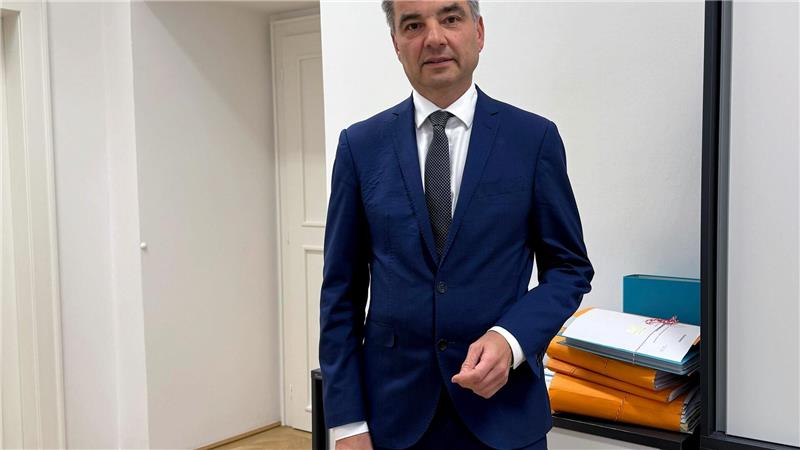 Anwalt der Republik vermutet Benko-Vermögen in Stiftungen In Österreich sieht der oberste Anwalt der Republik, Wolfgang Peschorn, Parallelen zwischen dem Zusammenbruch des Signa-Imperiums und dem des deutschen Zahlungsdienstleisters Wirecard.