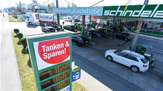 In Österreich tankt es sich in der Regel günstiger - das liegt aber nicht daran, dass die Preise nur einmal pro Tag angehoben werden dürfen. (Symbolbild)
