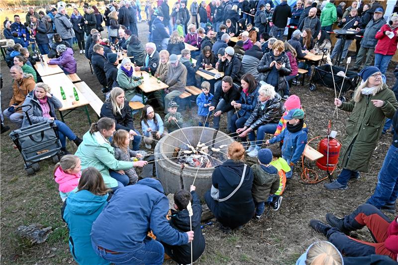 In Oker auf der großen Horst geht es beim Osterfeuer traditionell familiär und gemütlich zu.  Foto: Privat
