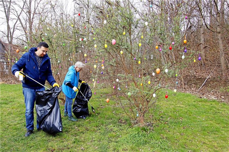2130 Menschen helfen beim Müllsammeln in Goslar In Oker hängt schon der Osterschmuck, doch es liegt auch Müll herum.
