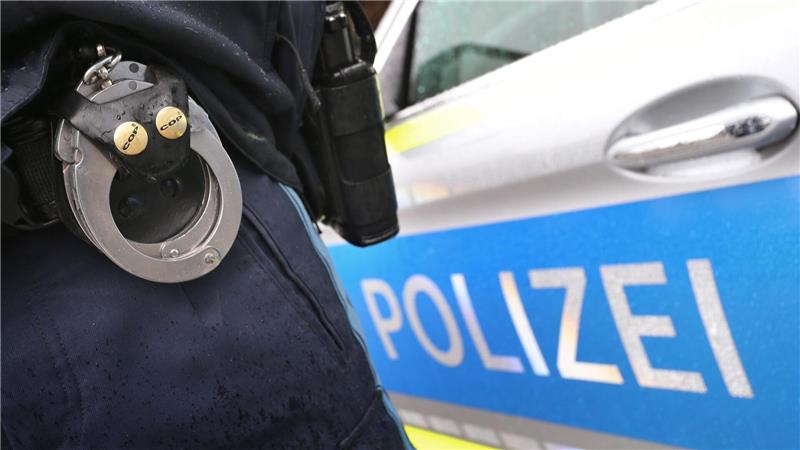 In Oldenburg bedroht ein 23-Jähriger eine Frau mit Pfeil und Bogen. (Symbolbild)