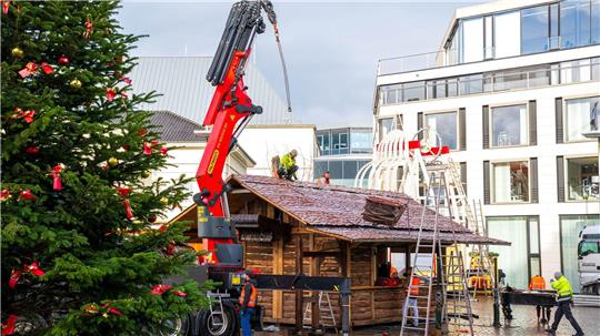 In Oldenburg und in vielen anderen Städten laufen die Vorbereitungen für die Weihnachtsmärkte auf Hochtouren. 