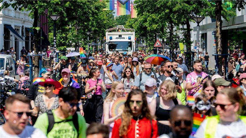 In Oldenburg versammeln sich mehrere Tausend Menschen zum CSD-Umzug.