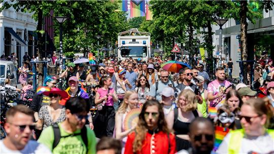 In Oldenburg versammeln sich mehrere Tausend Menschen zum CSD-Umzug.