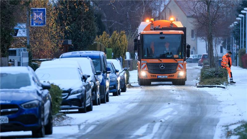 In Ostdeutschland kommt es am Mittwoch weiterhin in einigen Regionen zu Schnee, Frost und Glätte. 