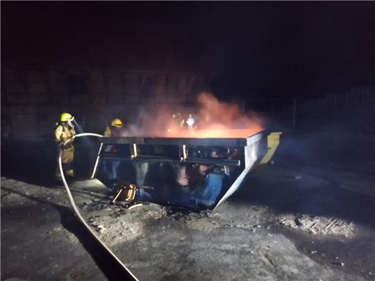 In Ostharingen gerät ein Baucontainer am späten Samstagabend in Flammen. Foto: Feuerwehr Ostharingen