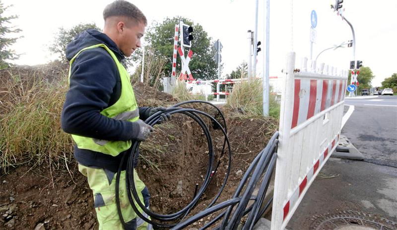 Othfresens dunkler Bahnübergang bekommt nachts bald Licht In Othfresen laufen die Bauarbeiten, um den Bahnübergang Luttersche Straße mit Straßenlaternen nachzurüsten.